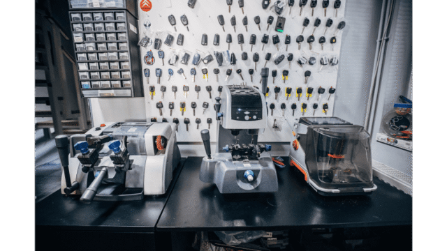 locksmith surgeon – photo